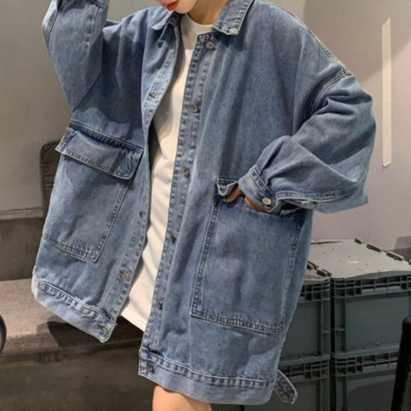 Damska kurtka jeansowa o kroju oversize z dużymi kieszeniami