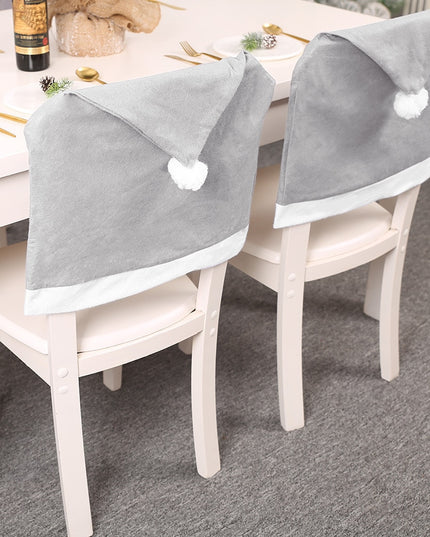 Świąteczny szary pokrowiec na krzesło z czapką Mikołaja