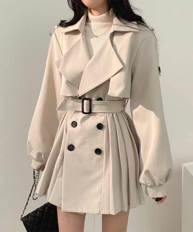 Damski płaszcz o kroju taliowanego trencza