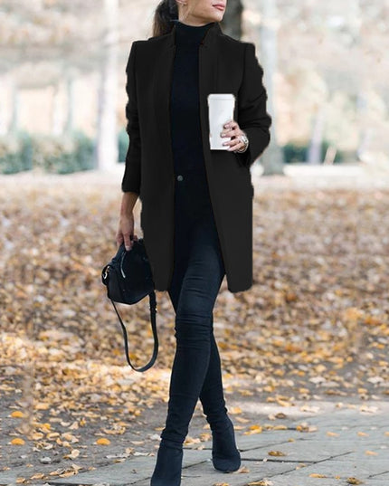 Damski płaszcz o prostym eleganckim kroju