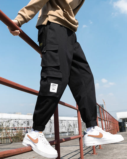 Męskie spodnie bojówki z dwoma kieszonkami na nogawce