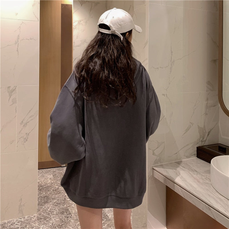 Damska bluza oversize rozpinana z kapturem i kieszeniami
