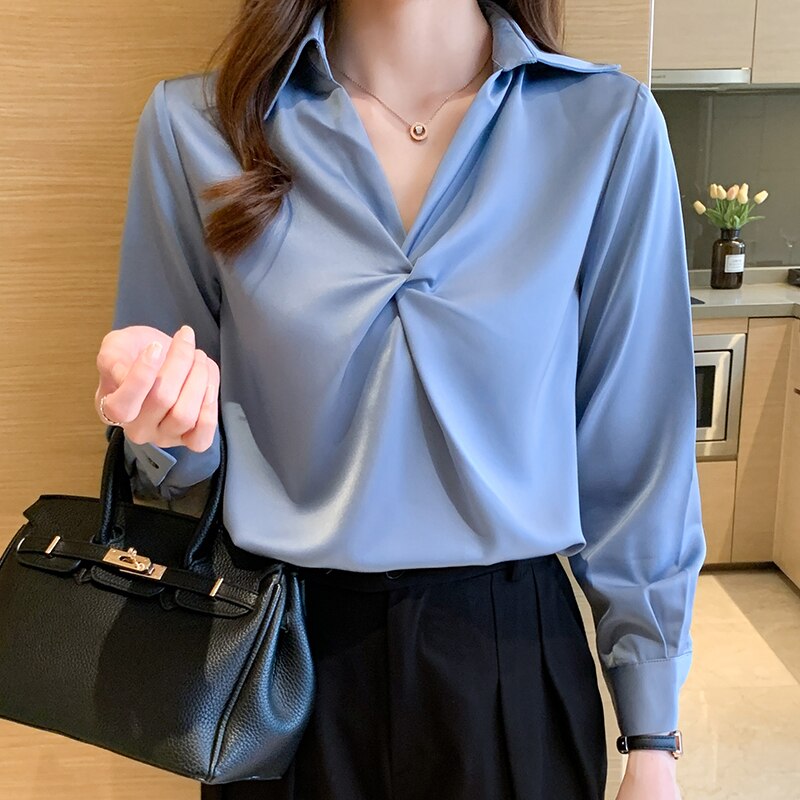 Damska koszula ze splotem na dekolcie