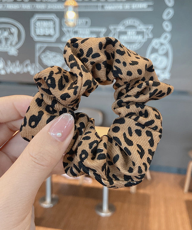 Gumka do włosów scrunchie beżowa w zwierzęcy wzór - Akcesoria do stylizacji włosów
