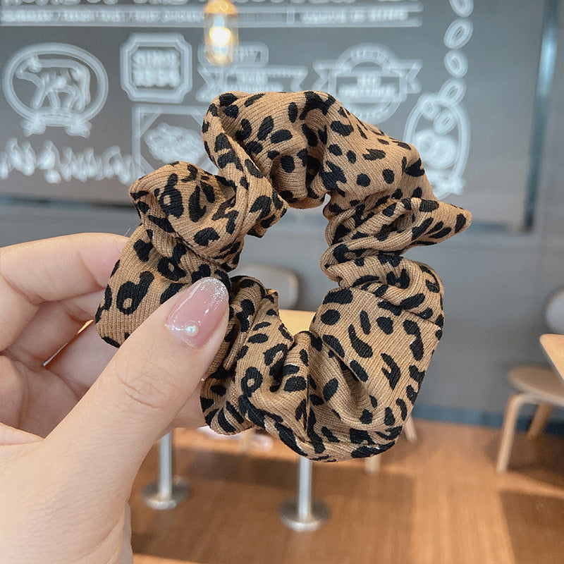 Gumka do włosów scrunchie beżowa w zwierzęcy wzór - Akcesoria do stylizacji włosów