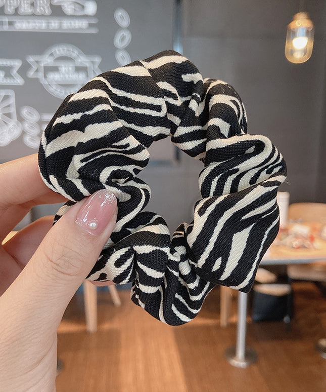 Gumka do włosów scrunchie czarna w zebrę - Akcesoria do stylizacji włosów