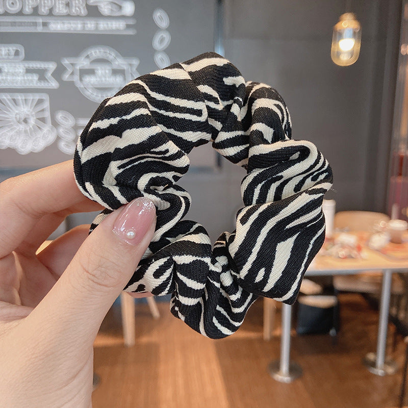 Gumka do włosów scrunchie czarna w zebrę - Akcesoria do stylizacji włosów