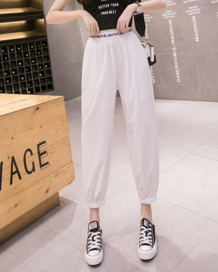 Damskie spodnie dresowe wykończone ozdobną gumą