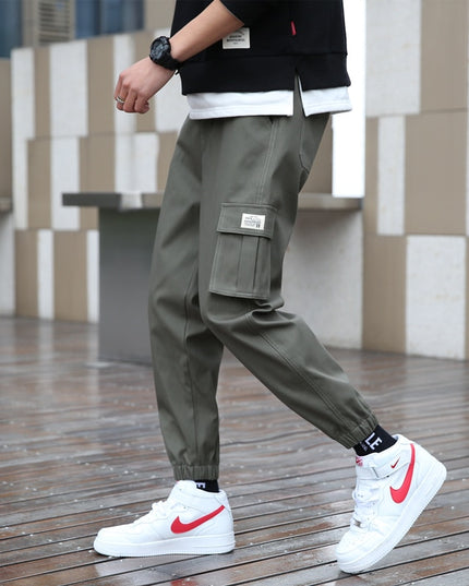 Męskie spodnie bojówki o prostym kroju