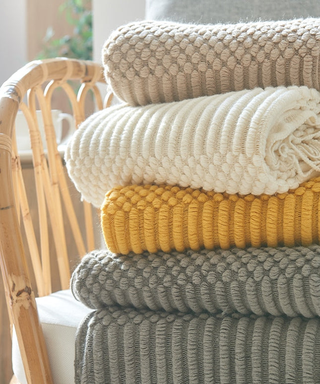 Klasyczny koc z ozdobną fakturą z frędzlami