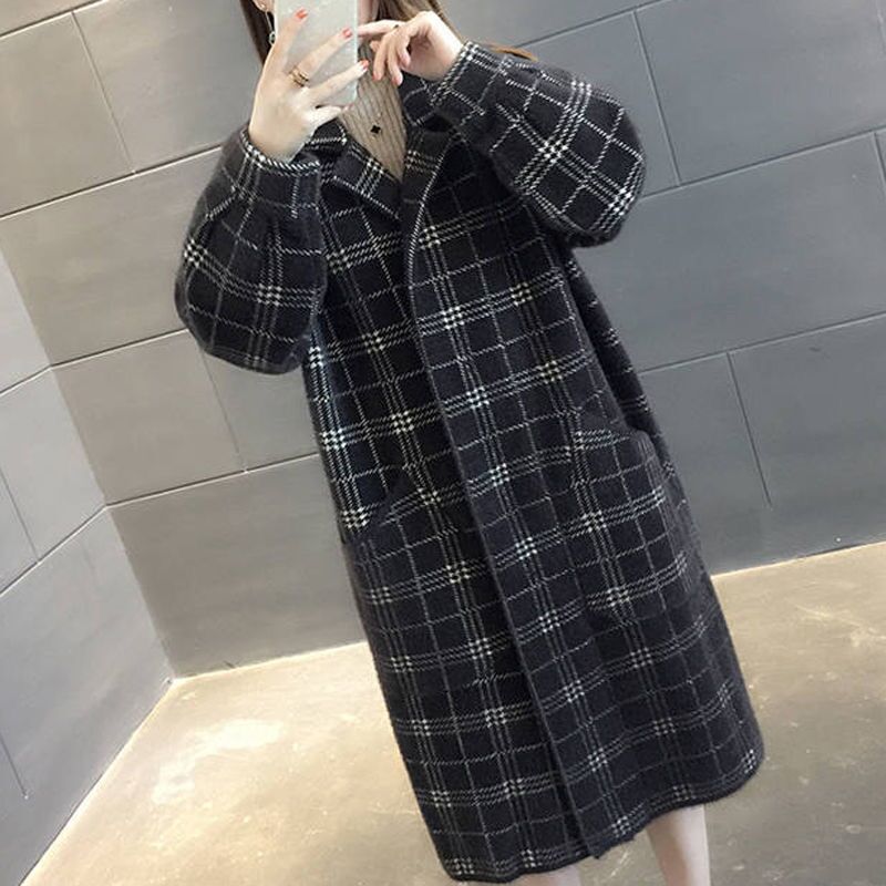 Damski płaszcz w kratę oversize z kieszeniami