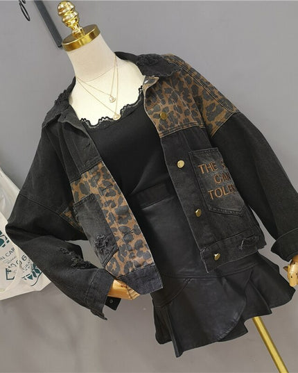 Damska kurtka jeansowa z napisami i wstawkami w zwierzęcy wzór