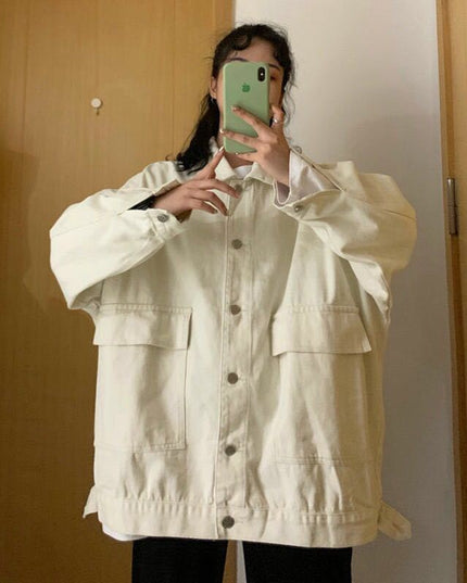 Damska kurtka jeansowa o kroju oversize z dużymi kieszeniami