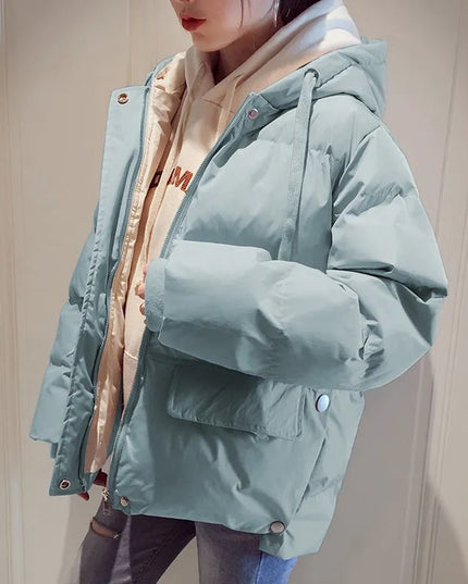 Damska kurtka zimowa z kapturem i kieszeniami