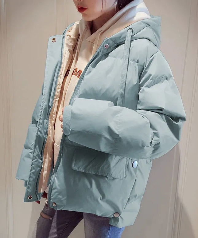 Damska kurtka zimowa z kapturem i kieszeniami