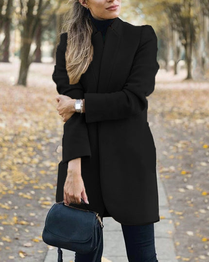 Damski płaszcz o prostym eleganckim kroju