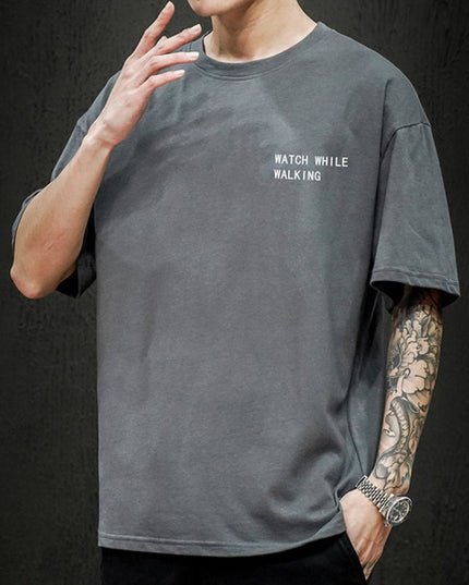 Męski T-shirt z napisem i nadrukiem na plecach