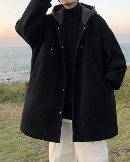 Męski płaszcz z kapturem zapinany na zatrzaski