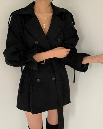 Damski płaszcz o kroju trencza