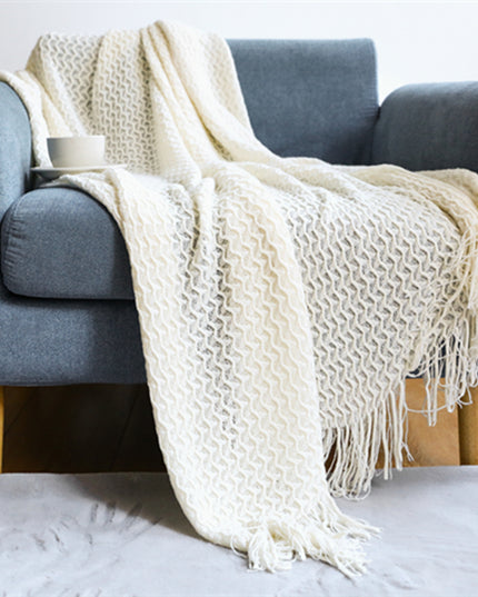 Pleciony koc z fakturą i frędzlami