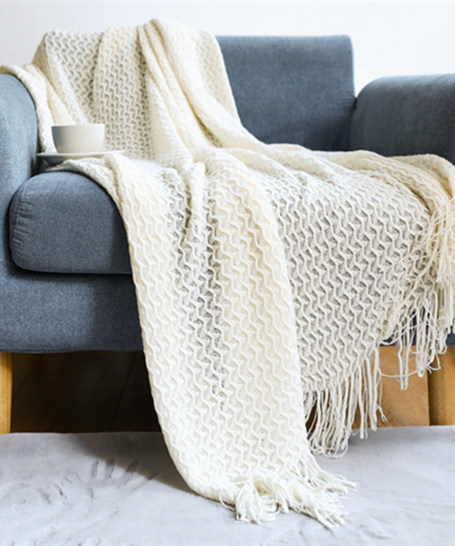 Pleciony koc z fakturą i frędzlami