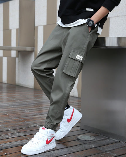 Męskie spodnie bojówki o prostym kroju