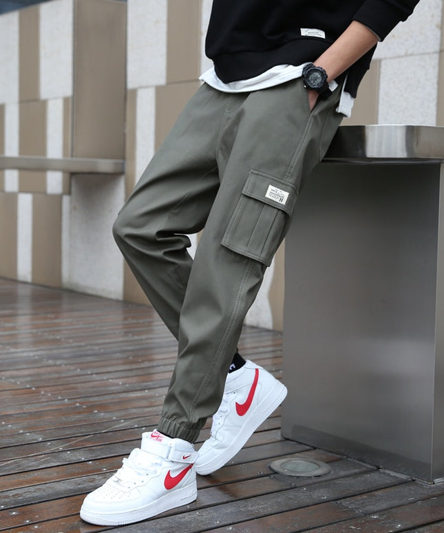 Męskie spodnie bojówki o prostym kroju