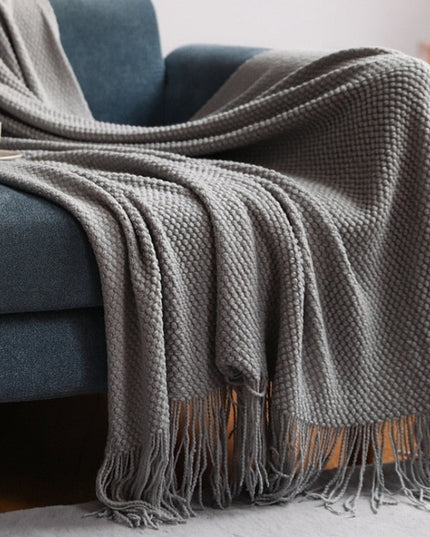 Koc z trójwymiarowym splotem z frędzlami