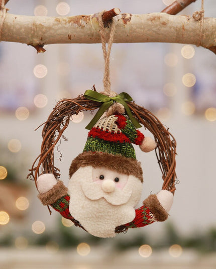 Świąteczna ozdoba wisząca na ratanowym okręgu z mikołajem