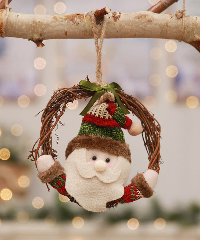 Świąteczna ozdoba wisząca na ratanowym okręgu z mikołajem