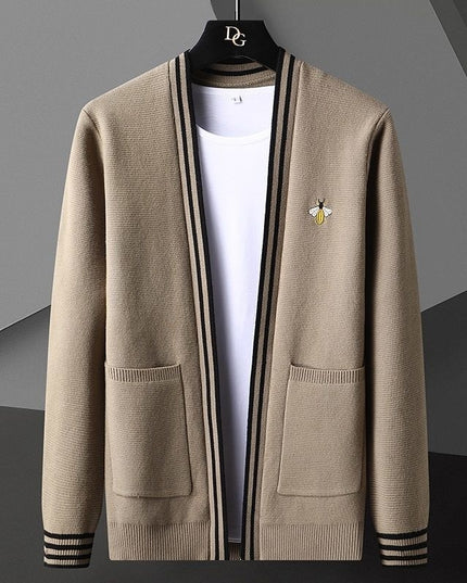 Męski sweter typu kardigan z naszywką pszczoły