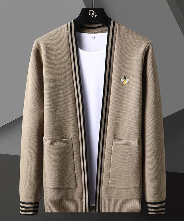 Męski sweter typu kardigan z naszywką pszczoły