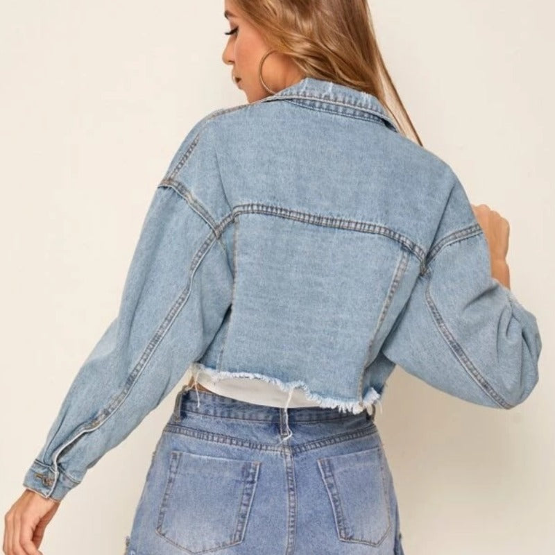 Damska kurtka jeansowa o luźnym kroju z przetarciami