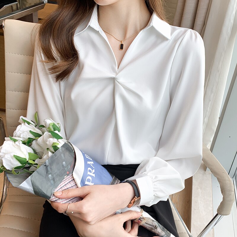 Damska koszula ze splotem na dekolcie