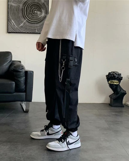 Męskie spodnie bojówki z ozdobnym łańcuchem