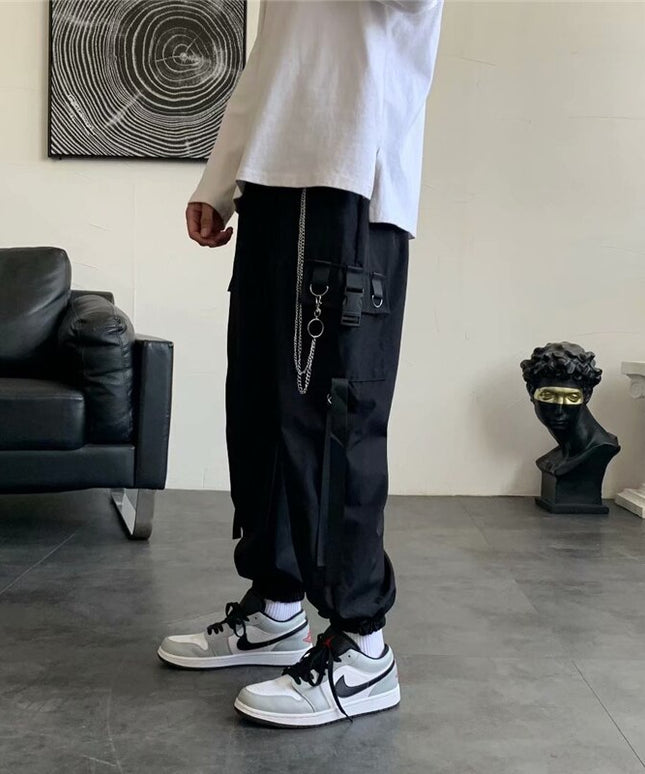 Męskie spodnie bojówki z ozdobnym łańcuchem
