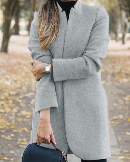 Damski płaszcz o prostym eleganckim kroju