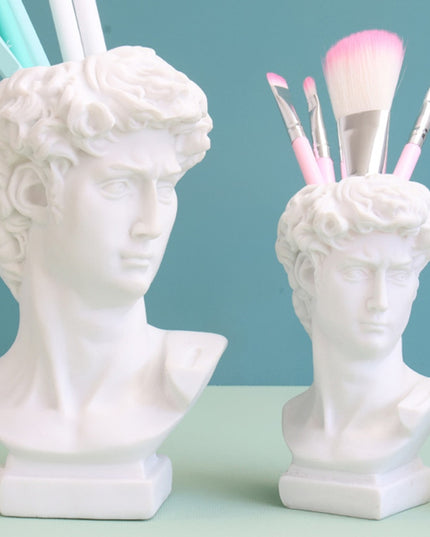 Wazon w kształcie posągu w jasnym kolorze