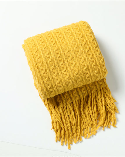 Pleciony koc z fakturą i frędzlami