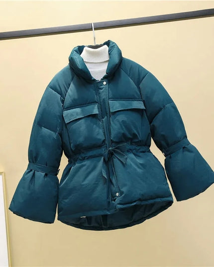 Damska kurtka zimowa taliowana z rozkloszowanymi rękawami