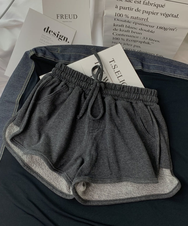 Damskie szorty sportowe z rozcięciem po bokach