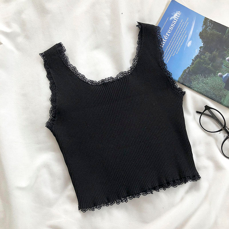 Damski crop top na ramiączkach prążkowany z koronkowym wykończeniem