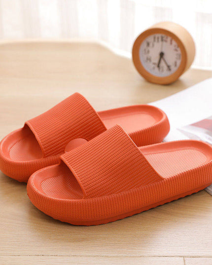 Miękkie klapki na platformie w modnym fasonie