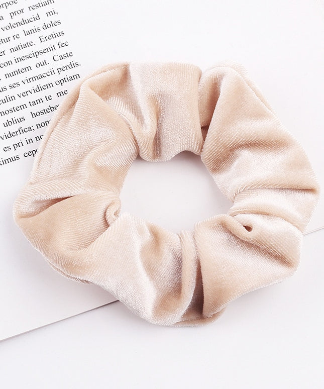Aksamitna gumka do włosów scrunchie kremowa- Akcesoria do stylizacji włosów