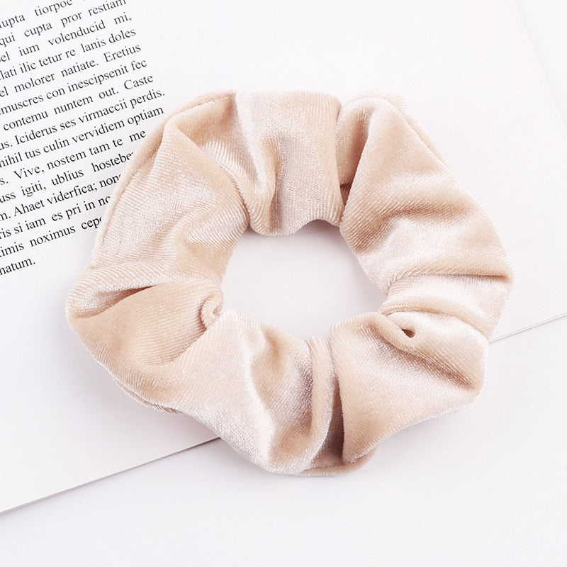 Aksamitna gumka do włosów scrunchie kremowa- Akcesoria do stylizacji włosów
