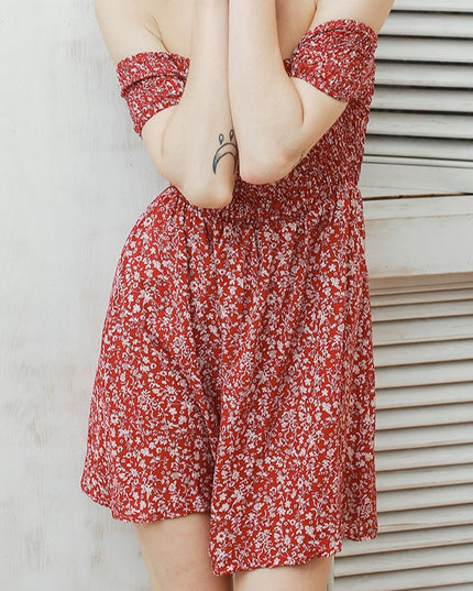 Letnia sukienka mini z odkrytymi ramionami w kwieciste wzory