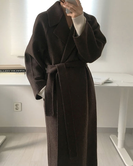 Damski płaszcz długości za kolano z wiązaniem w tali