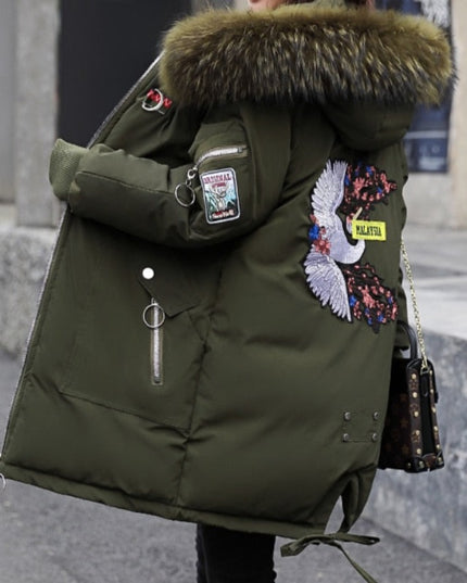 Damska kurtka zimowa z naszywką na plecach i kapturem