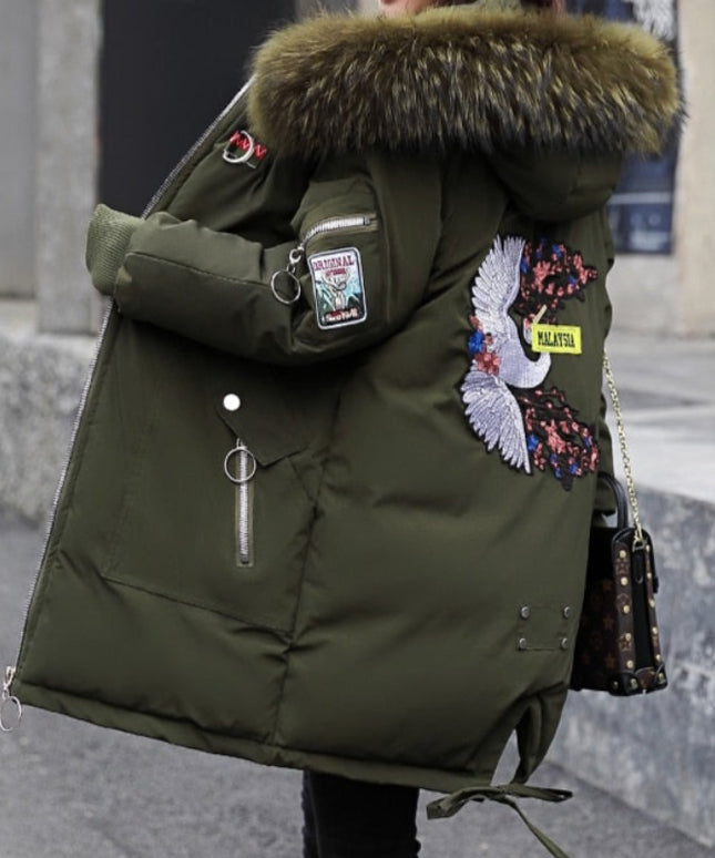 Damska kurtka zimowa z naszywką na plecach i kapturem