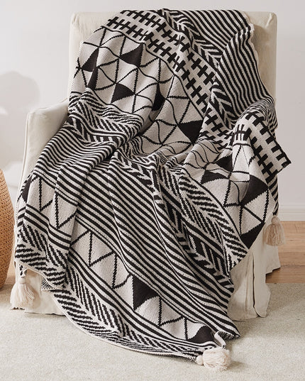 Koc we wzory w stylu BOHO z frędzlami